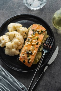 Ananas ve karnabahar ile Solomon fileto. Sebzeli balık.