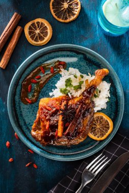 Ördek bacak pirinç ve goji çilek ile confit. Geleneksel Fransız mutfağı. Yukarıdan görüntüle.