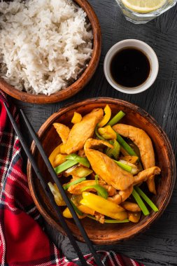 Kung Pao tavuk, tavuk, fıstık, sebze ve biber ile tavada Çin sichuan geleneksel sichuan çanak.
