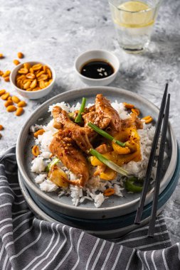 Kung Pao tavuk, tavuk, fıstık, sebze ve biber ile tavada Çin sichuan geleneksel sichuan çanak.