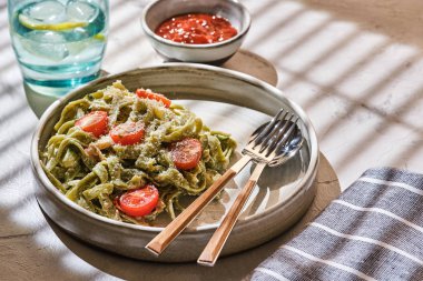 Kabak, domates ve morina ile ev yapımı Tagliatelle makarna.