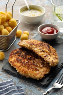 Patates köftesi ve limon soslu sosis şnitzel. Baharatlı kızarmış tavuk şnitzel..