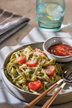 Kabak, domates ve morina ile ev yapımı Tagliatelle makarna.