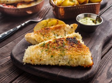 Domates-zeytin soslu ve patatesli kızarmış balık