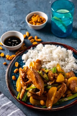 Kung Pao tavuk, tavuk, fıstık, sebze ve biber ile tavada Çin sichuan geleneksel sichuan çanak.