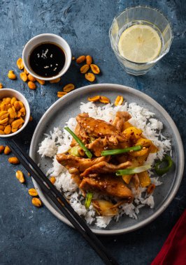 Kung Pao tavuk, tavuk, fıstık, sebze ve biber ile tavada Çin sichuan geleneksel sichuan çanak. 