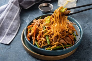 Teriyaki soslu domuz eti ile Asya erişte, yeşil fasulye, havuç ve shiitake mantar ile