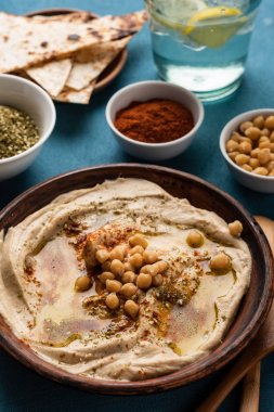 Nohut, kırmızı biber, zeytinyağı ve oryantal baharatlar ile Klasik Humus. Nohut ve tahinli makarna Akdeniz popüler snack.