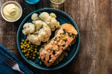 Ananas ve karnabahar ile Solomon fileto. Sebzeli balık.