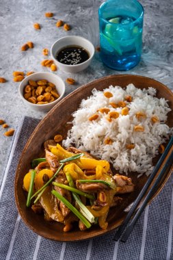 Kung Pao tavuk, tavuk, fıstık, sebze ve biber ile tavada Çin sichuan geleneksel sichuan çanak.