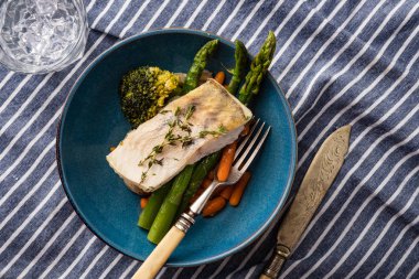 Kuşkonmaz, brokoli ve havuçlu tünek fileto. Kızarmış balık ve yahni..