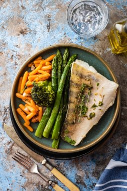 Kuşkonmaz, brokoli ve havuçlu tünek fileto. Kızarmış balık ve yahni..