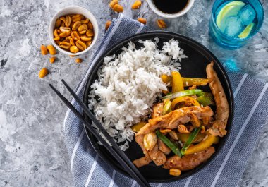 Kung Pao tavuk, tavuk, fıstık, sebze ve biber ile tavada Çin sichuan geleneksel sichuan çanak.