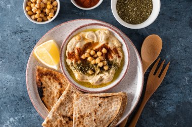 Nohut, kırmızı biber, zeytinyağı ve oryantal baharatlar ile Klasik Humus. Nohut ve tahinmakarna Akdeniz popüler snack. Üstte görüntü.