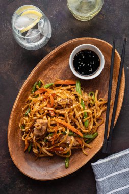 Teriyaki soslu domuz eti ile Asya erişte, yeşil fasulye, havuç ve shiitake mantar ile. Üstte görüntü.