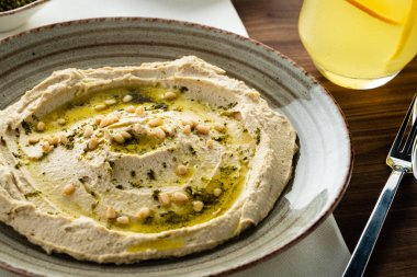 Klasik Humus. Nohut ve tahinli makarna Akdeniz popüler snack.