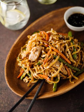 Teriyaki soslu domuz eti ile Asya erişte, yeşil fasulye, havuç ve shiitake mantar ile