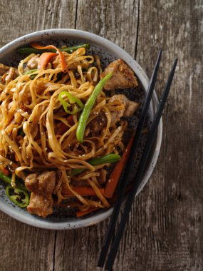 Teriyaki soslu domuz eti ile Asya erişte, yeşil fasulye, havuç ve shiitake mantar ile. Üstte görüntü.