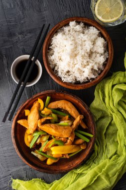 Kung Pao tavuk, tavuk, fıstık, sebze ve biber ile tavada Çin sichuan geleneksel sichuan çanak.