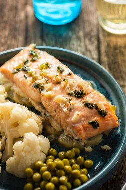 Ananas ve karnabahar ile Solomon fileto. Sebzeli balık. Yakın çekim.