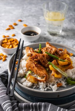 Kung Pao tavuk, tavuk, fıstık, sebze ve biber ile tavada Çin sichuan geleneksel sichuan çanak.