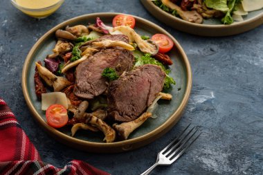 Sıcak sığır istiridye mantar, domates ve yeşillik salatası