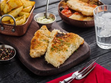 Domates-zeytin soslu ve patatesli kızarmış balık