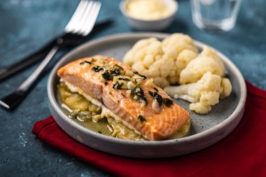 Ananas ve karnabahar ile Solomon fileto. Sebzeli balık. Sığ alan derinliği