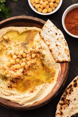 Nohut, kırmızı biber, zeytinyağı ve oryantal baharatlar ile Klasik Humus. Nohut ve tahinli makarna Akdeniz popüler snack.