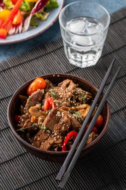 Sığır eti, mantar, kiraz domates ve tatlı biber ile Soba erişte. Asya mutfağı.