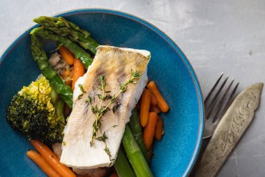 Kuşkonmaz, brokoli ve havuçlu tünek fileto. Kızarmış balık ve yahni..