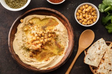 Nohut, kırmızı biber, zeytinyağı ve oryantal baharatlar ile Klasik Humus. Nohut ve tahinmakarna Akdeniz popüler snack. Düz yatıyordu.