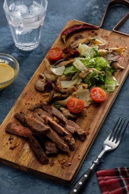 Sıcak sığır istiridye mantar, domates ve yeşillik salatası