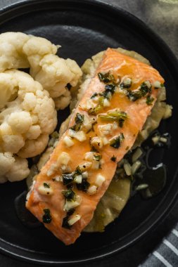 Ananas ve karnabahar ile Solomon fileto. Sebzeli balık. Yakın çekim.