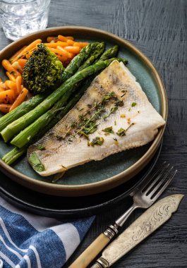 Kuşkonmaz, brokoli ve havuçlu tünek fileto. Kızarmış balık ve yahni..