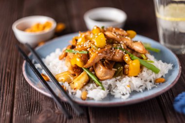 Kung Pao tavuk, tavuk, fıstık, sebze ve biber ile tavada Çin sichuan geleneksel sichuan çanak.