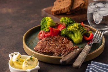 Sebzeli ızgara sığır eti biftek. Et ızgara dolmalık biber, brokoli ve soğan ile.