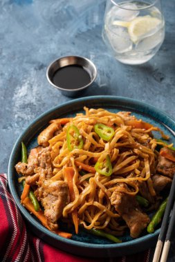 Teriyaki soslu domuz eti ile Asya erişte, yeşil fasulye, havuç ve shiitake mantar ile
