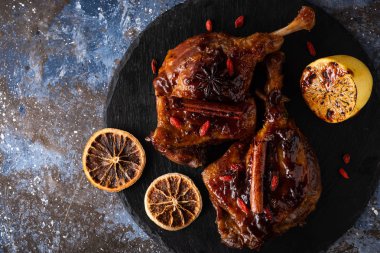 Ördek bacak pirinç ve goji çilek ile confit. Geleneksel Fransız mutfağı. Yukarıdan görüntüleyin. Copyspace.