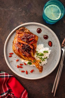 Ördek bacak pirinç ve goji çilek ile confit. Geleneksel Fransız mutfağı. Yukarıdan görüntüle.