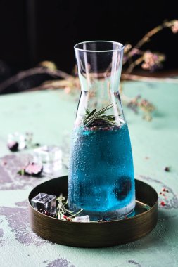 Biberiye ve Böğürtlen ile Soğuk Curacao Limonata