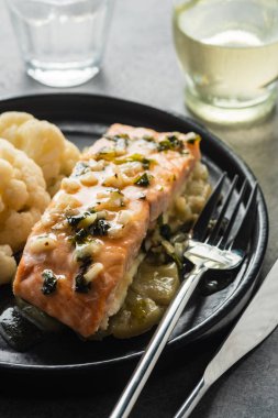 Ananas ve karnabahar ile Solomon fileto. Sebzeli balık.