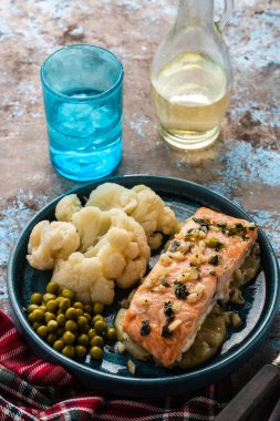 Ananas ve karnabahar ile Solomon fileto. Sebzeli balık.