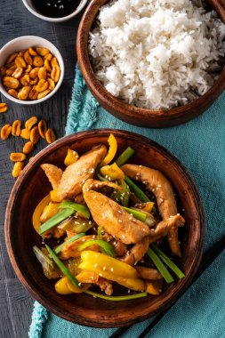 Kung Pao tavuk, tavuk, fıstık, sebze ve biber ile tavada Çin sichuan geleneksel sichuan çanak.