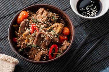 Sığır eti, mantar, kiraz domates ve tatlı biber ile Soba erişte. Asya mutfağı.