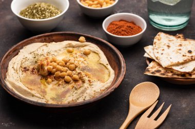 Nohut, kırmızı biber, zeytinyağı ve oryantal baharatlar ile Klasik Humus. Nohut ve tahinli makarna Akdeniz popüler snack.