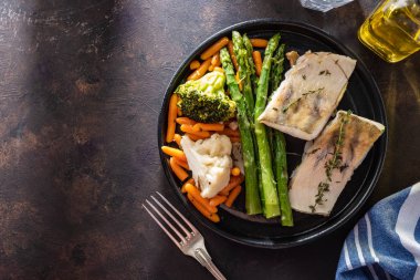 Kuşkonmaz, brokoli ve havuçlu tünek fileto. Kızarmış balık ve yahni..