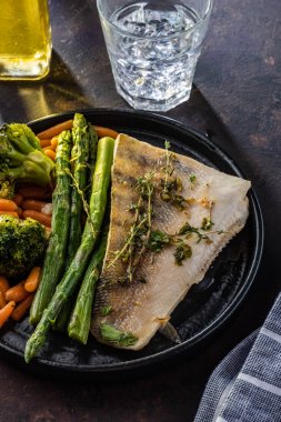 Kuşkonmaz, brokoli ve havuçlu tünek fileto. Kızarmış balık ve yahni..