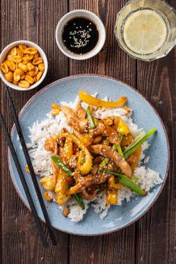 Kung Pao tavuk, tavuk, fıstık, sebze ve biber ile tavada Çin sichuan geleneksel sichuan çanak. Kung pao tavuk pilavı , Çin yemekleri. 