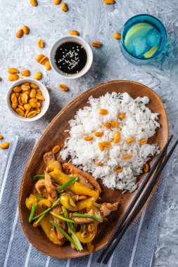 Kung Pao tavuk, tavuk, fıstık, sebze ve biber ile tavada Çin sichuan geleneksel sichuan çanak.